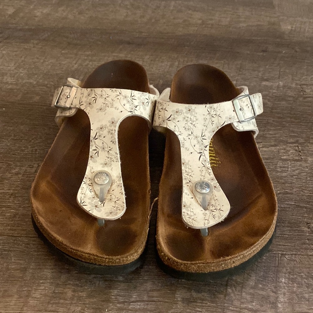 super cute floral sandals!